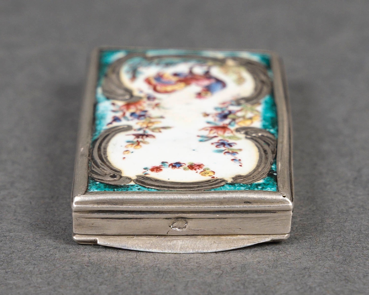 Une miniature boîte en émail et argent massif, fin du XIXe siècle — 8