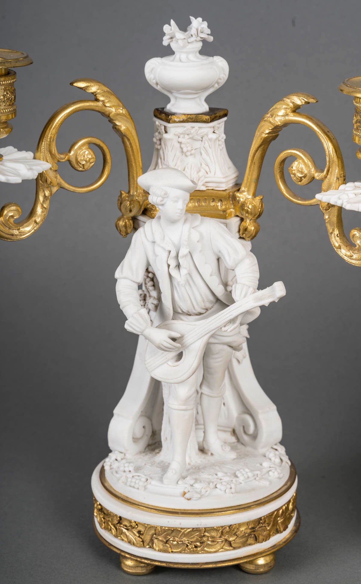 Garniture de cheminée en bronze doré et biscuit de Sèvres — 5