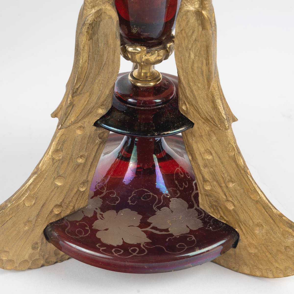 Une paire de vases en cristal de Bohême rouge, fin du XIXe siècle — 12