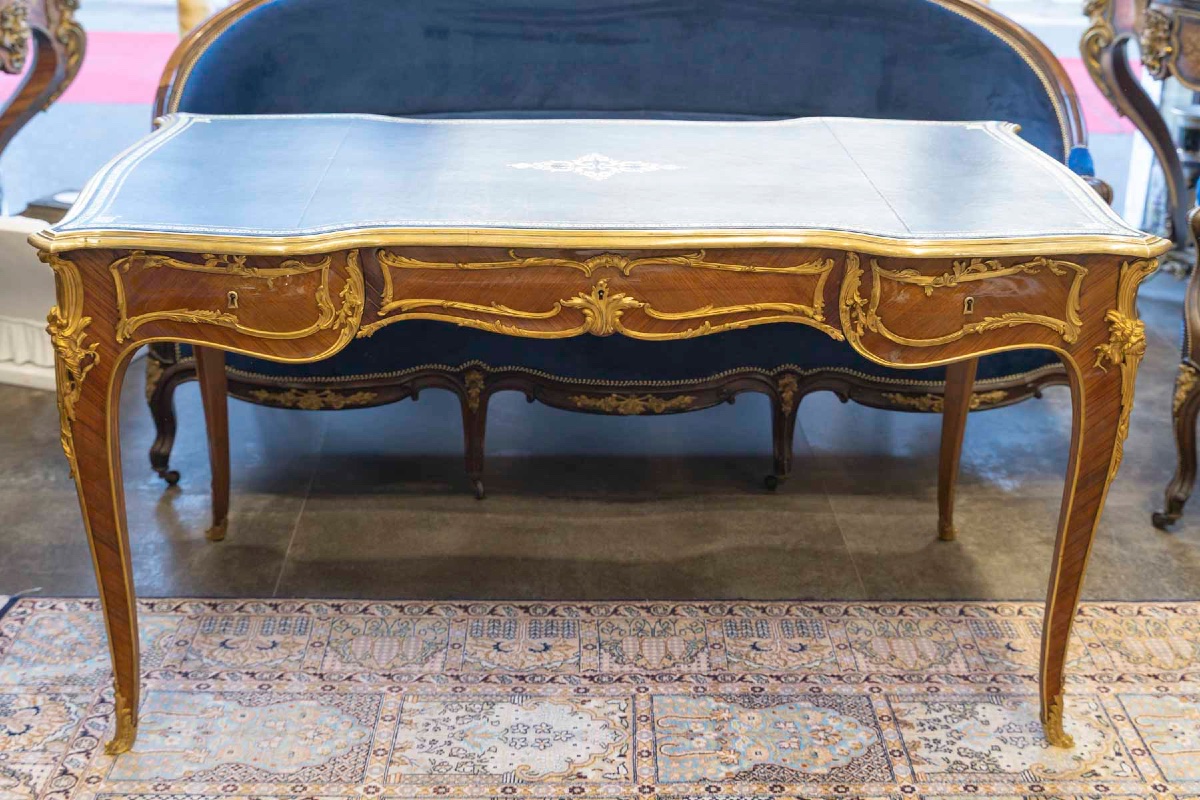 Bureau plat de style Louis XV en bois de violette et bronzes dorés, fin du XIXe siècle — 2