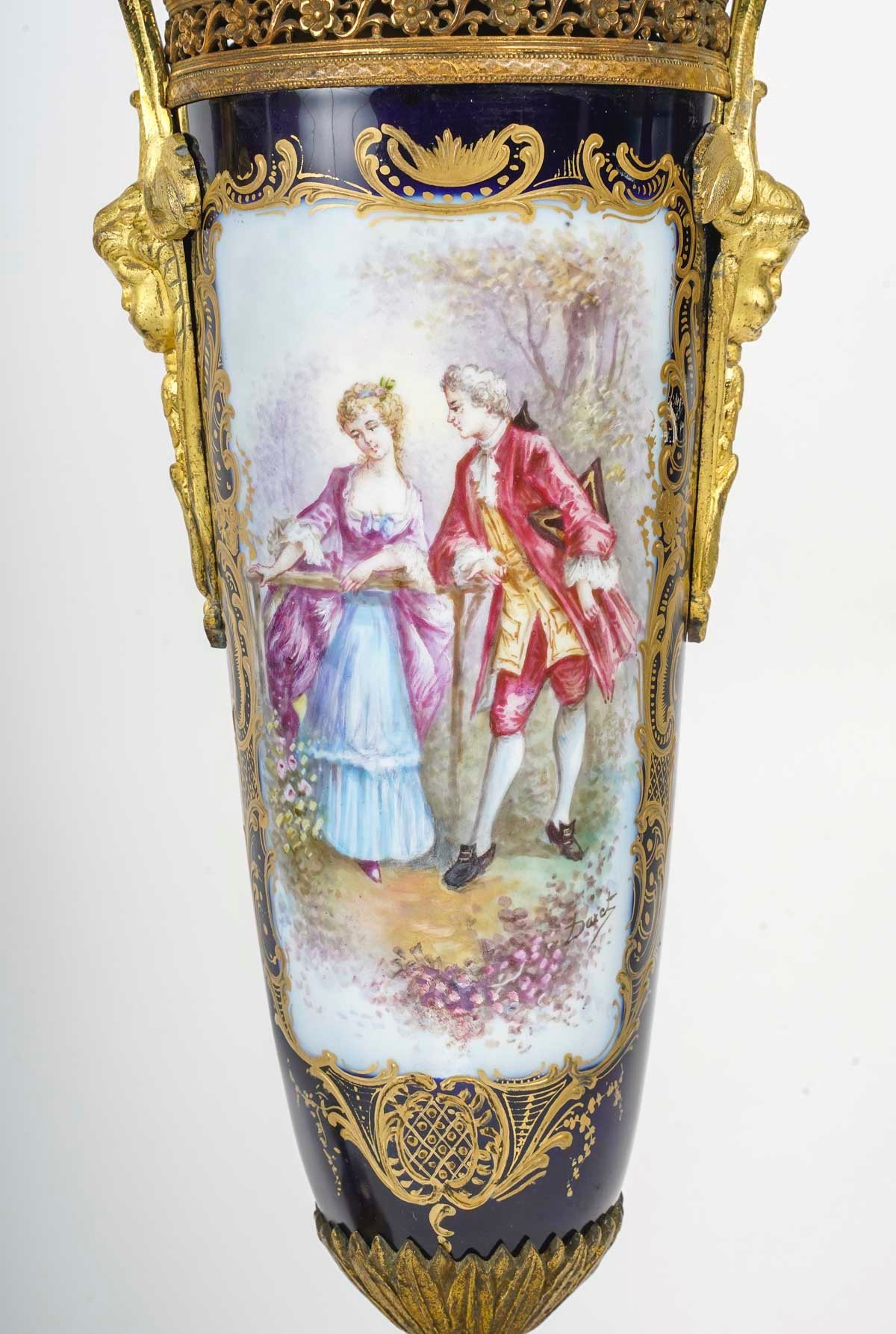 Une paire de vases en porcelaine bleue de Sèvres fin du XIXe siècle — 6