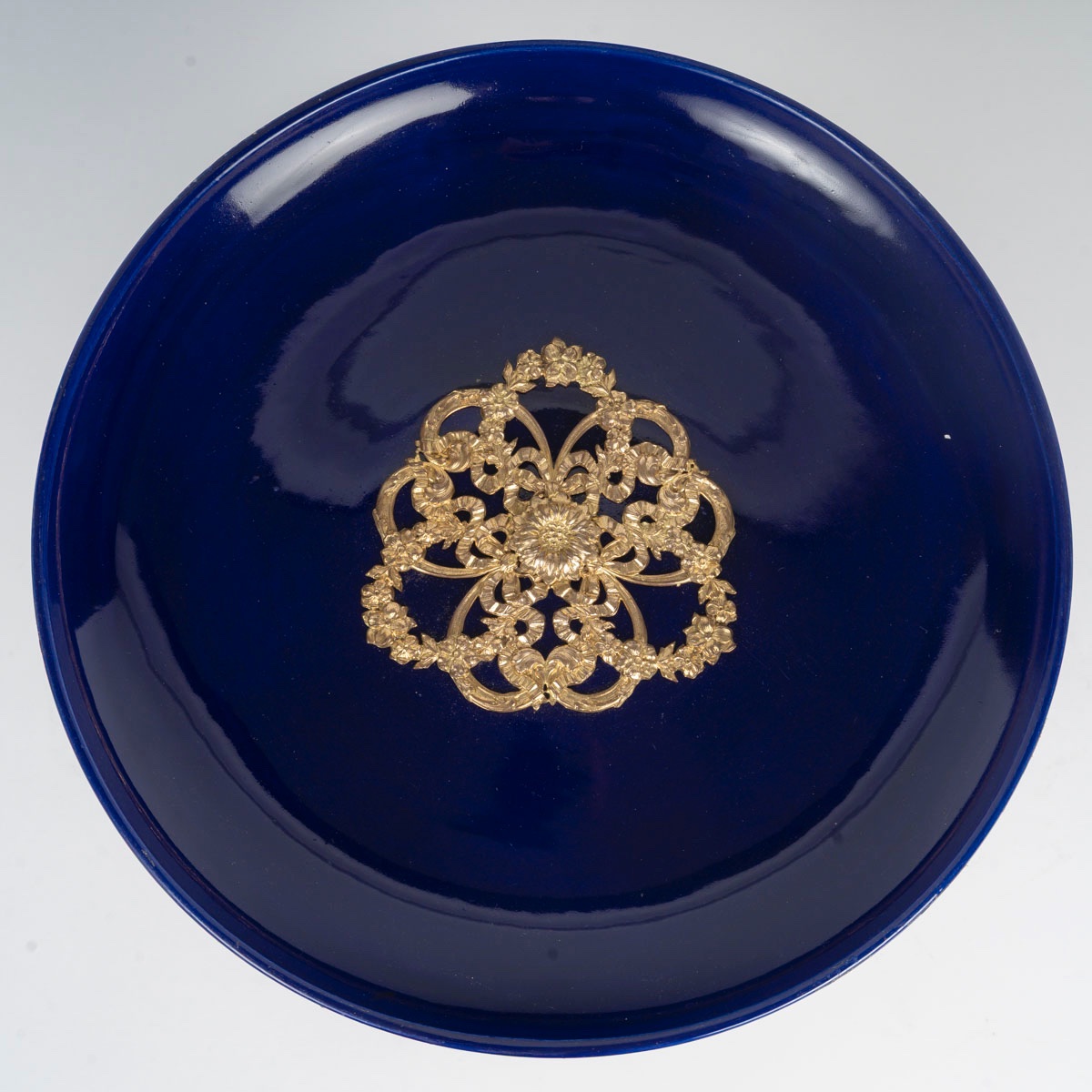 Une coupe en porcelaine et biscuit, fin du XIXe siècle — 5