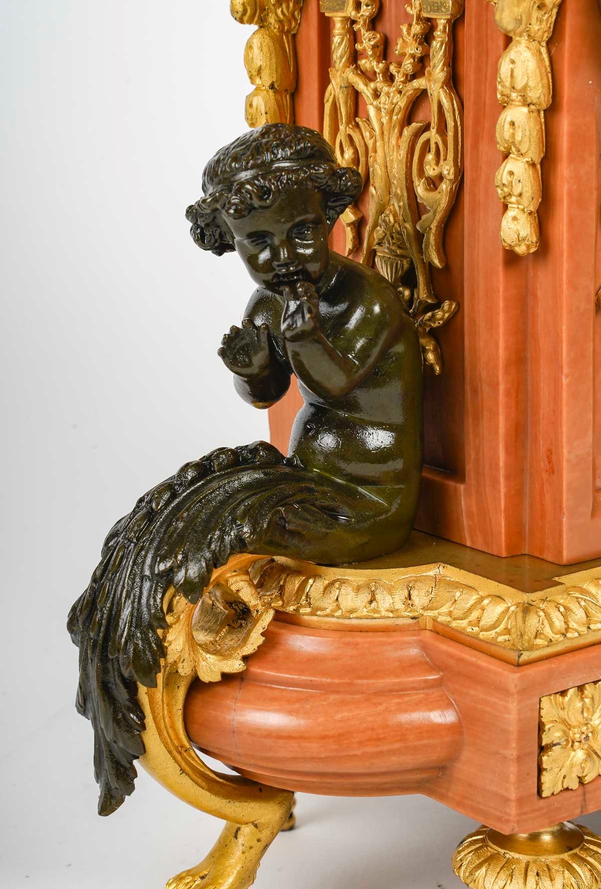 Un pendule en bronze doré et marbre rose fin du XIXe siècle — 9