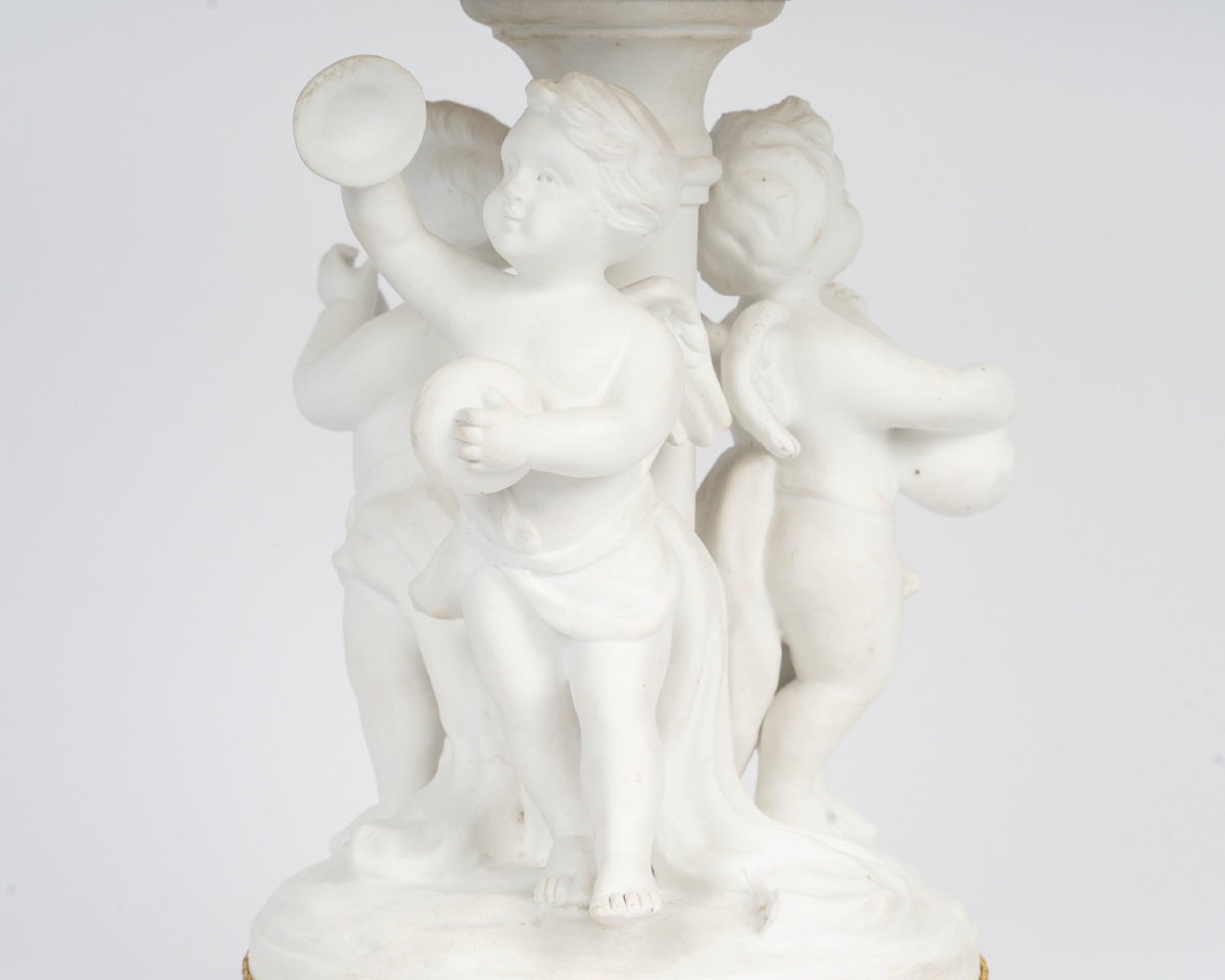 Une coupe en porcelaine et biscuit, fin du XIXe siècle — 4