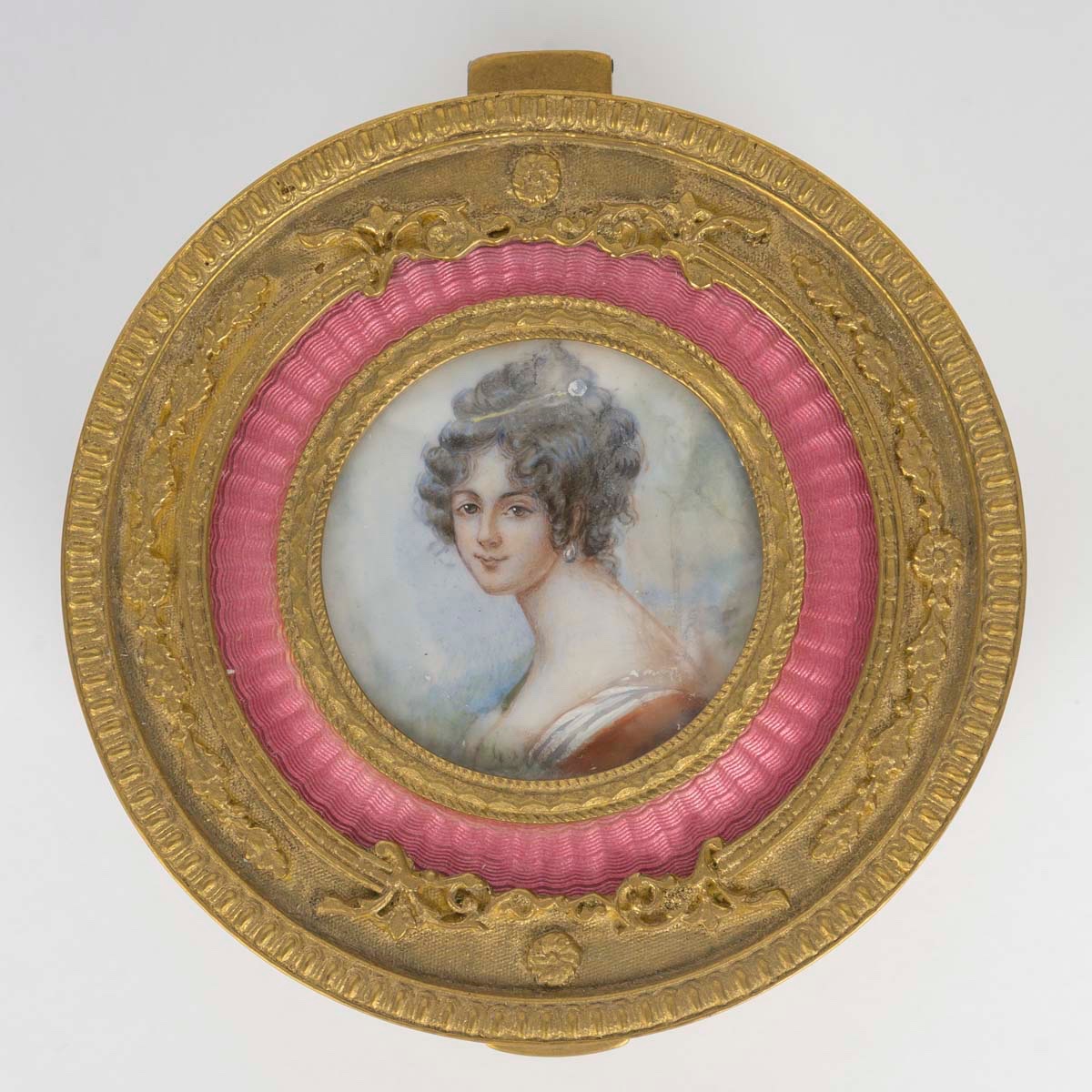 Un coffret à bijoux en bronze doré et émail rose, époque XIXe siècle — 4