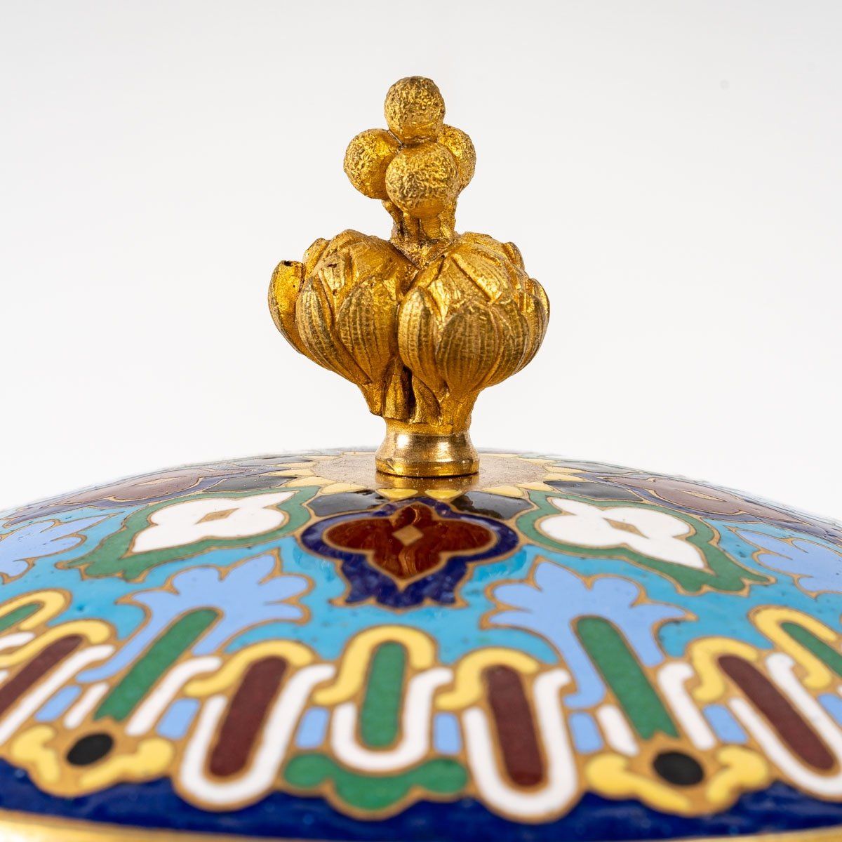 Une boîte coffret à bijoux en bronze et émail cloisonné fin 19e siècle — 8