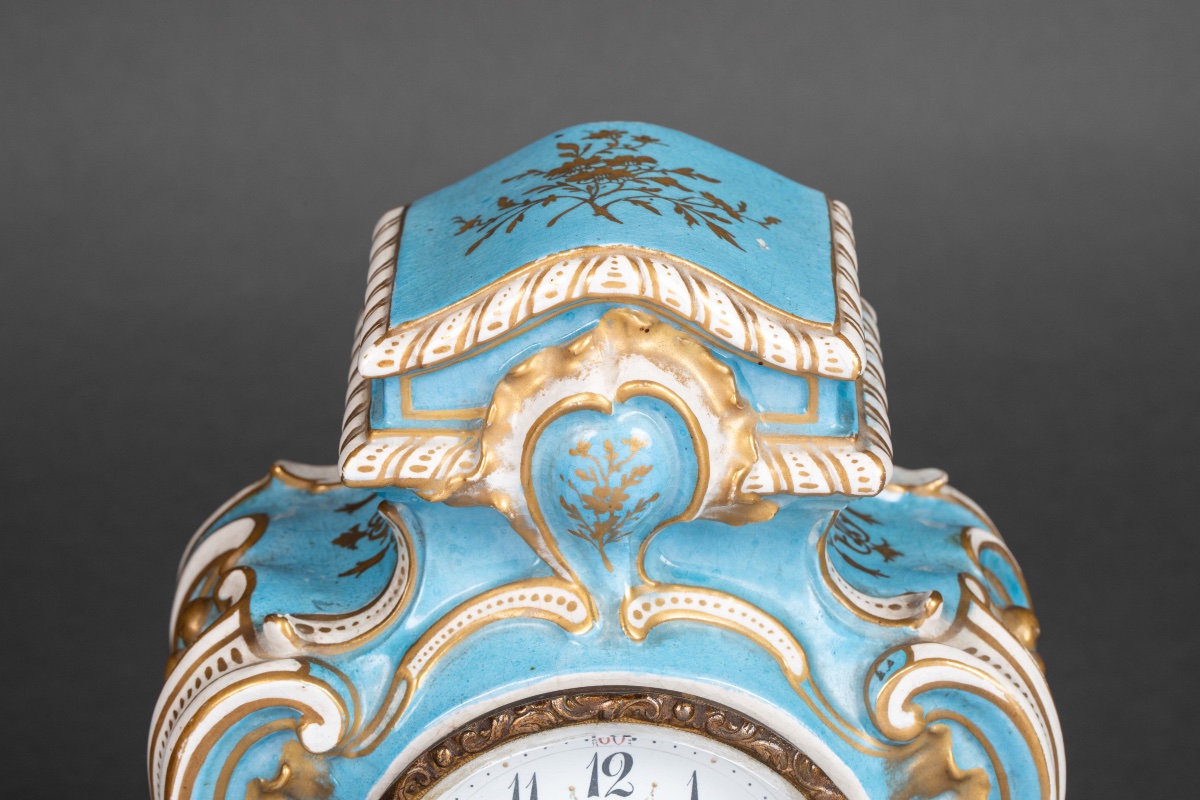 Une pendule en porcelaine de style Louis XV, fin du XIXe siècle — 5