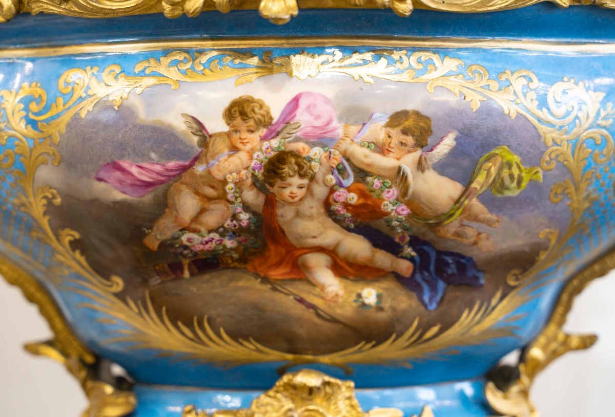 Paire de grandes coupes en porcelaine bleu céleste et bronze doré par H. Picard, XIXe siècle — 7