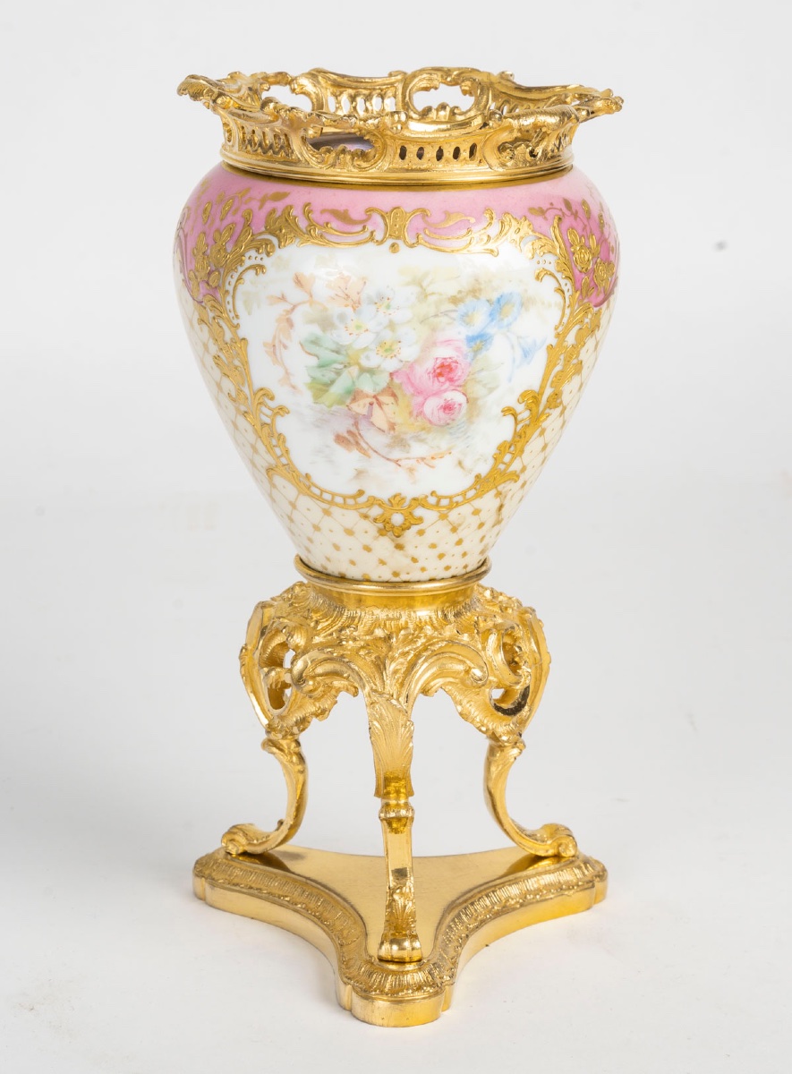 Un vase en porcelaine de Sèvres, fin du XIXe siècle — 8