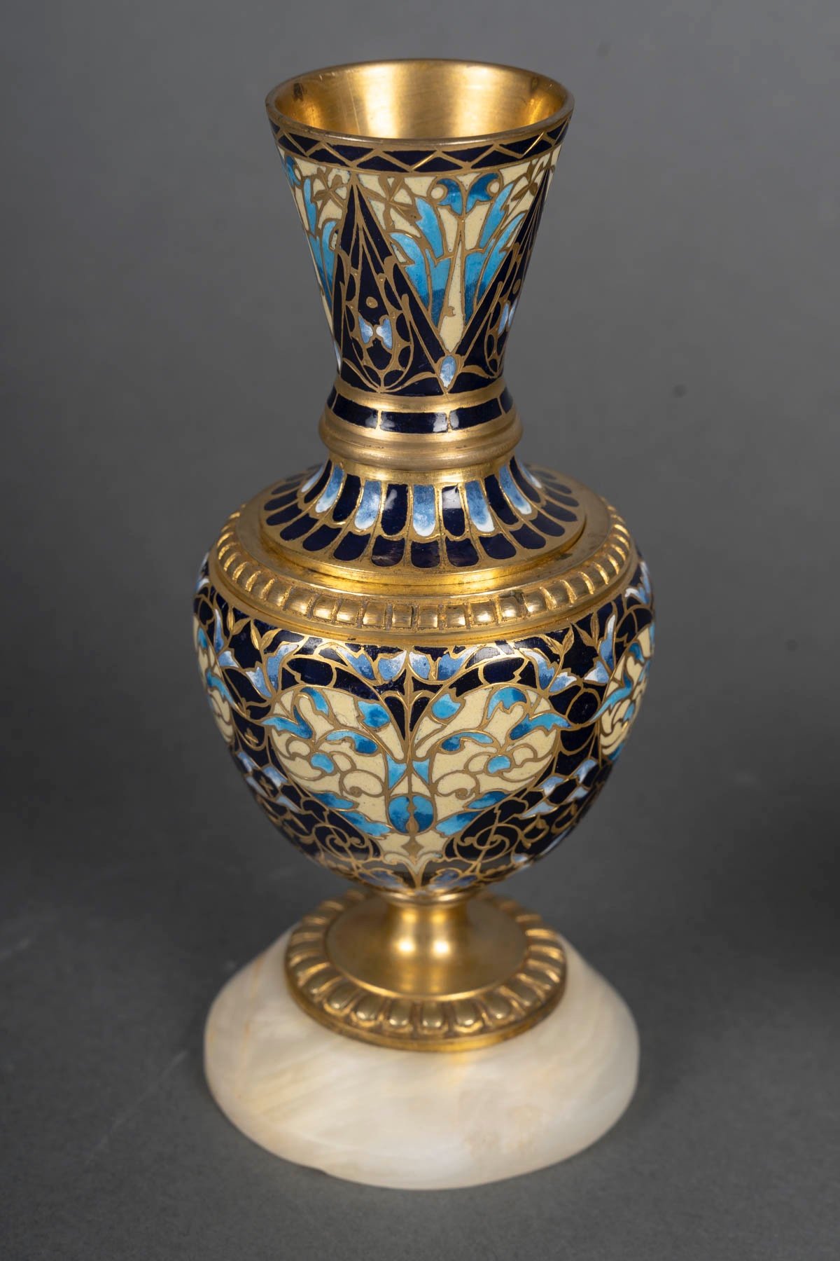 Une paire de petits vases en bronze et émail cloisonné fin du XIXe siècle — 16