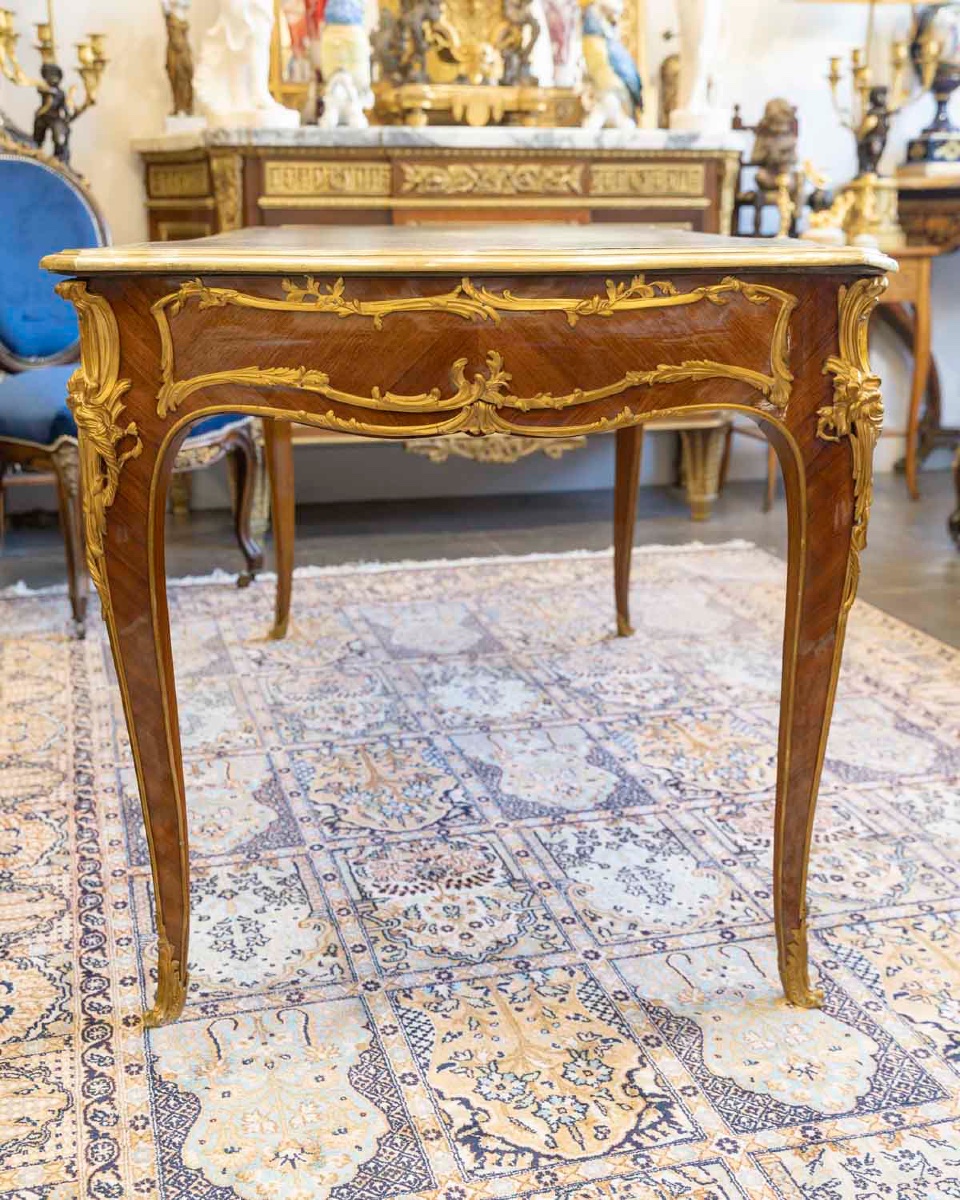 Bureau plat de style Louis XV en bois de violette et bronzes dorés, fin du XIXe siècle — 13