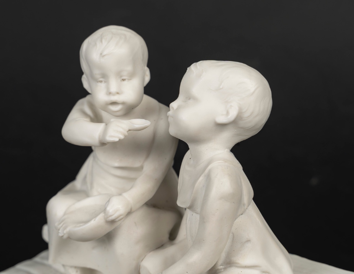 Une petite sculpture en porcelaine de biscuit, époque art nouveau — 8