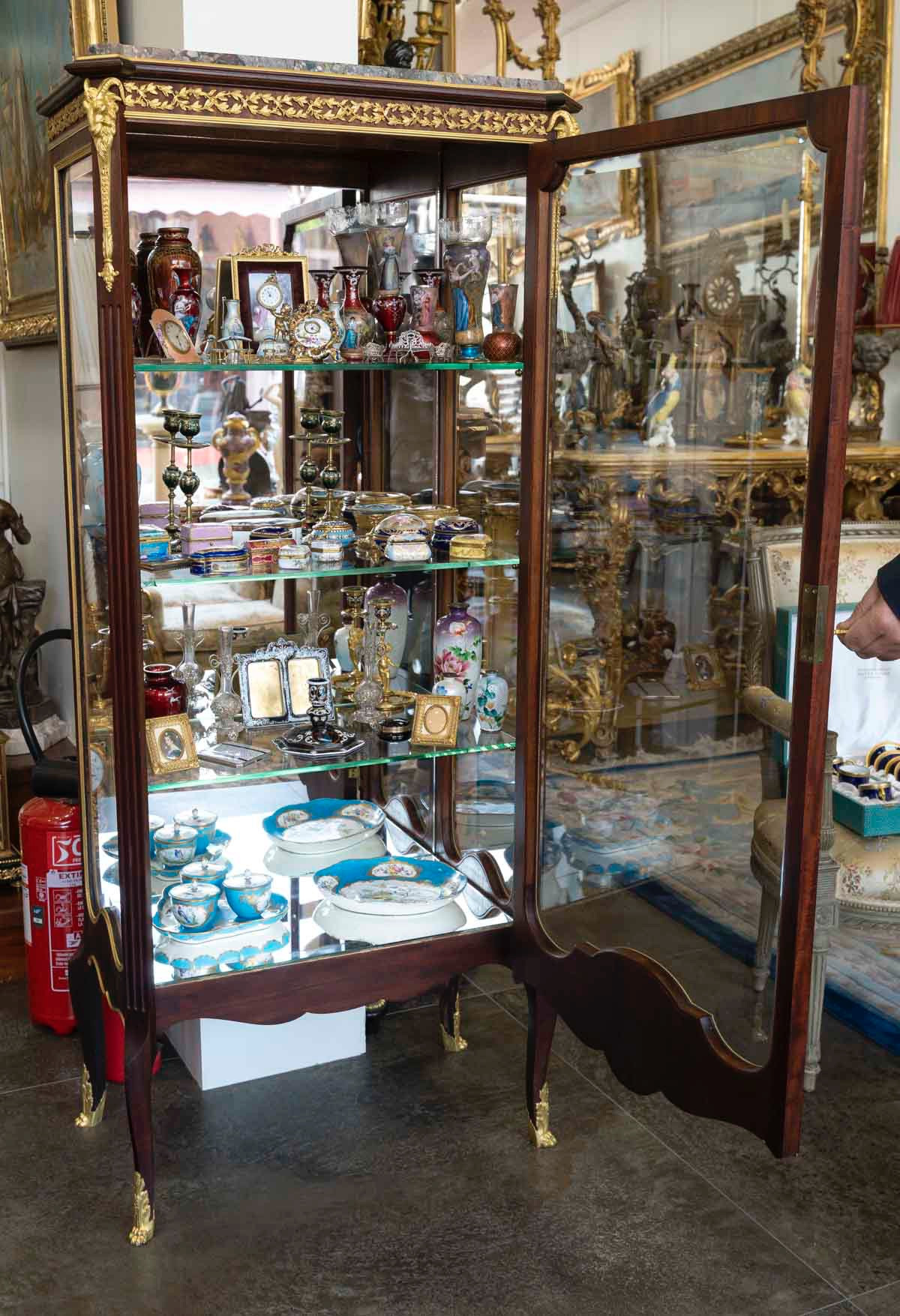 Une vitrine en acajou de style Louis XVI, fin du XIXe siècle — 21