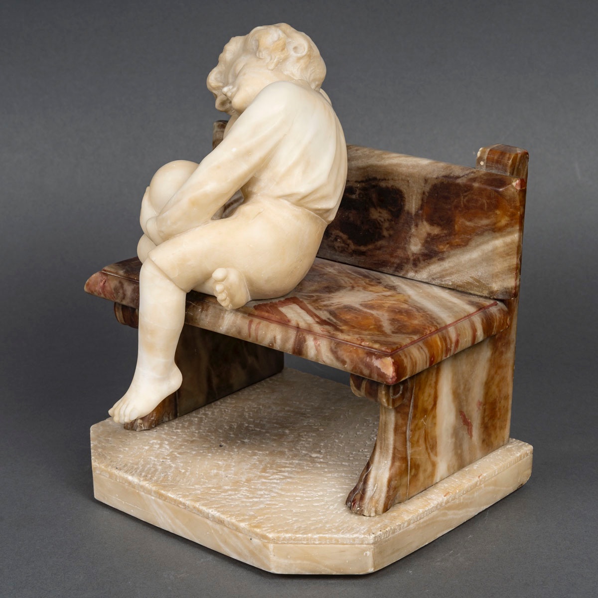 Une sculpture d'un enfant en albâtre, début du XXe siècle — 11