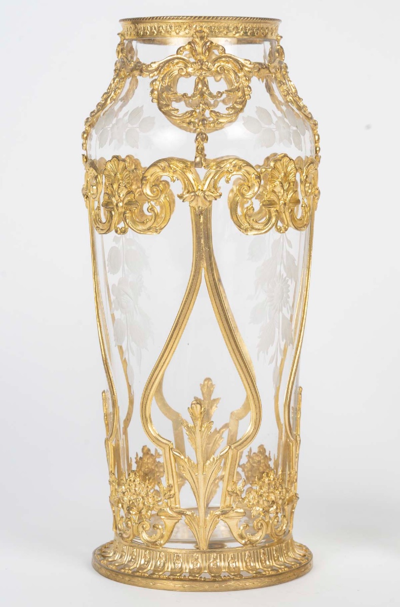 Une paire de vases en cristal gravé et bronze doré, époque XIXe siècle — 12