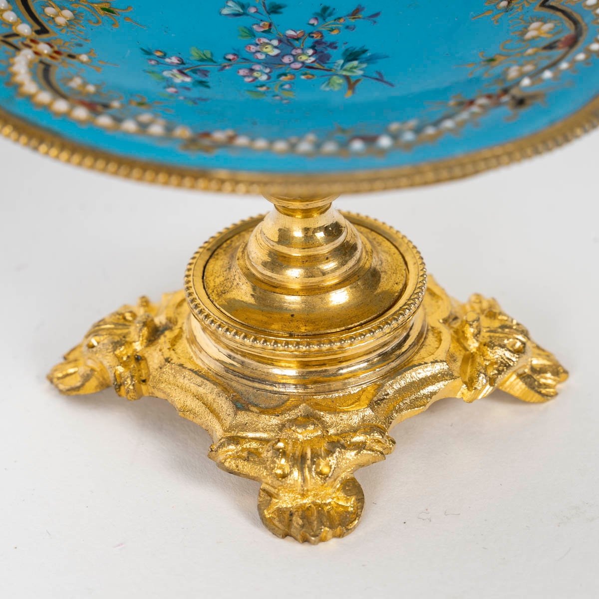 Une belle coupe sur pied miniature en émail, circa 1880 — 7