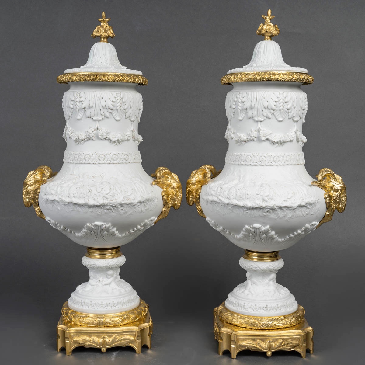 Une paire de vases en porcelaine de biscuit, fin du XIXe siècle — 2
