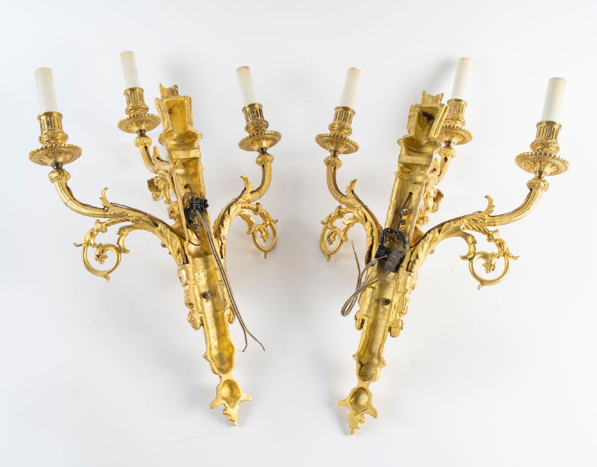 Une paire d'appliques en bronze doré de style Louis XVI, fin du XIXe siècle — 12