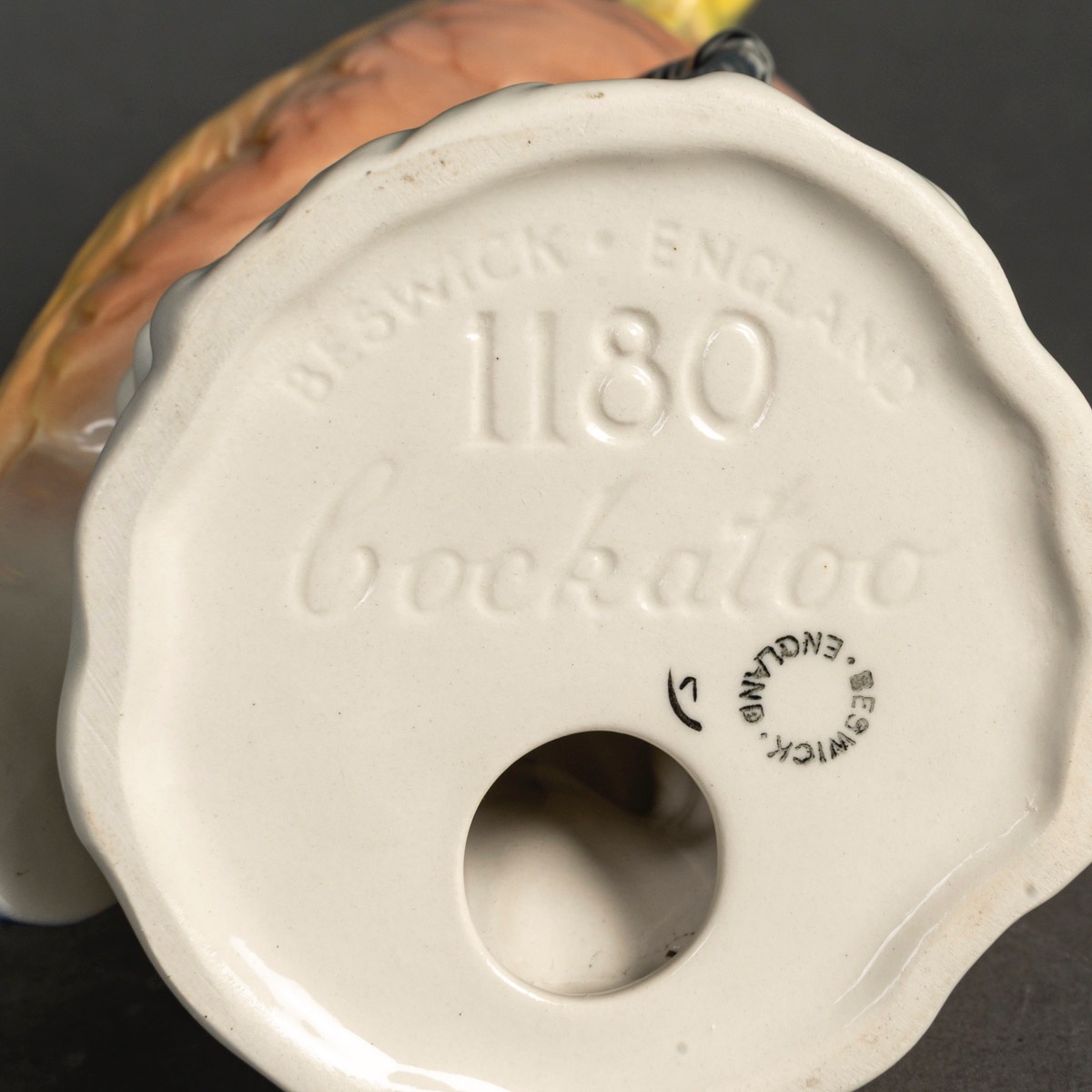 Une sculpture de perroquet en porcelaine, début du XXe siècle — 9