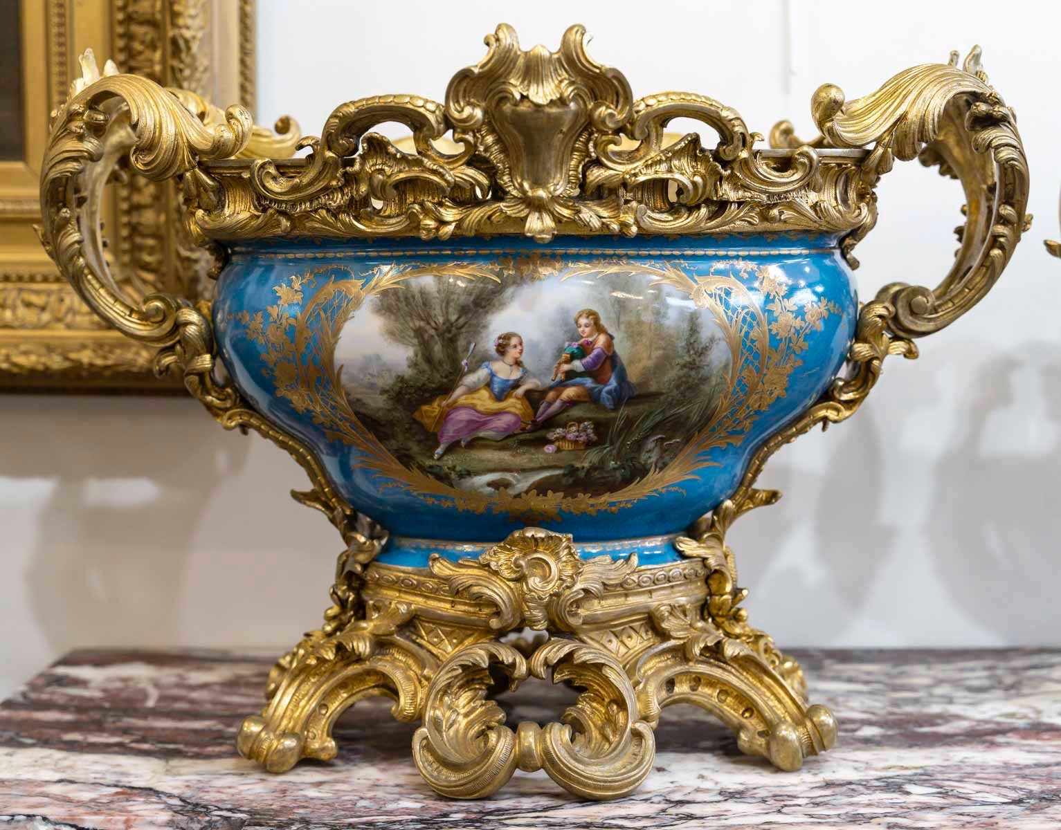 Paire de grandes coupes en porcelaine bleu céleste et bronze doré par H. Picard, XIXe siècle — 15