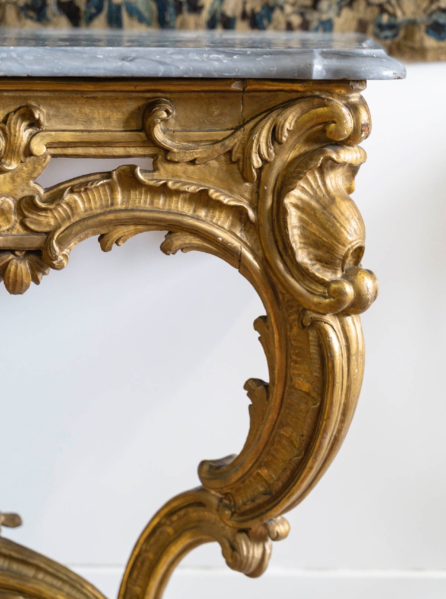 Une console en bois sculpté et doré, XVIIIe siècle — 7