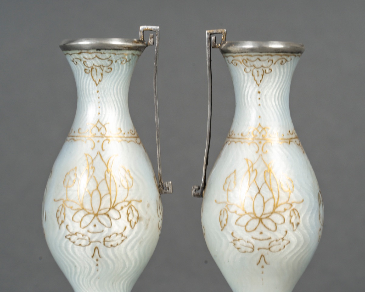 Une paire de vases miniatures en émail, fin du XIXe siècle — 6