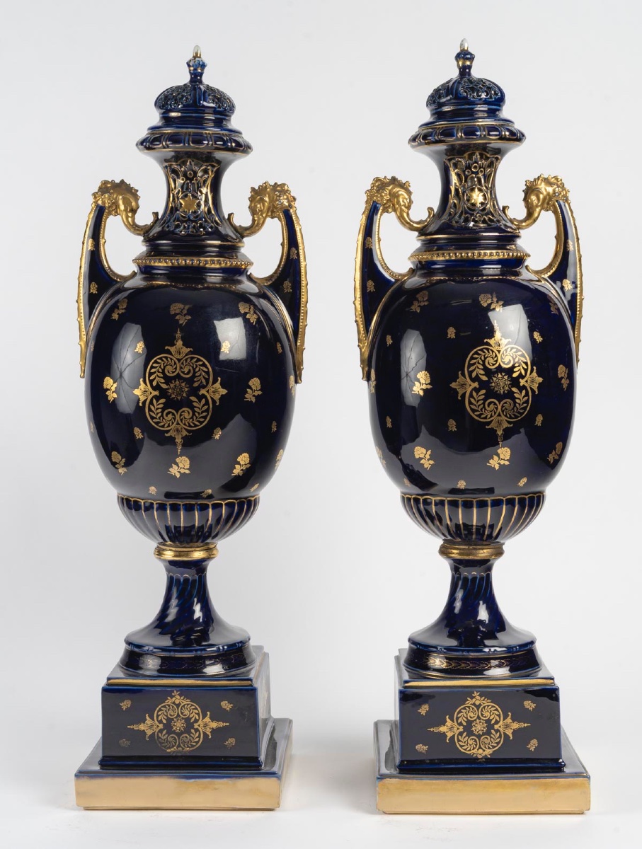 Paire de grands vases couverts en porcelaine de Royal Vienna, époque Napoléon III — 9