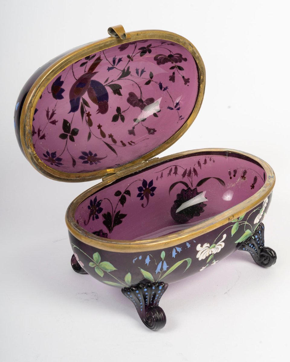 Boîte ovale en verre moulé améthyste à décor émaillé polychrome, art nouveau, vers 1900 — 6