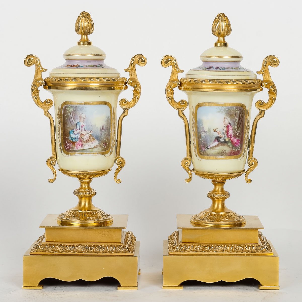 Garniture de cheminée en bronze doré et porcelaine fin du XIXe siècle — 6