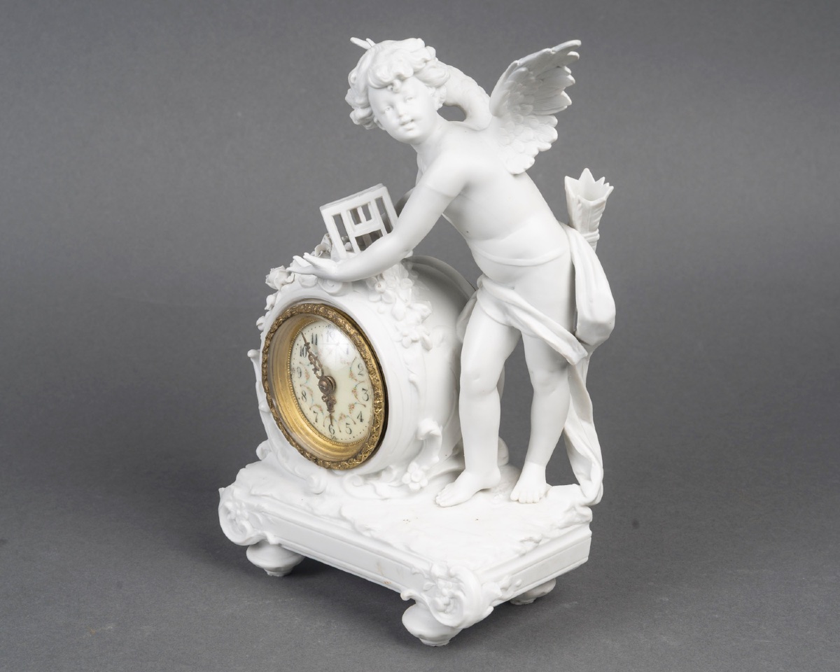 Petite pendule en biscuit de Sèvres, sujet au Cupidon – époque art nouveau — 3