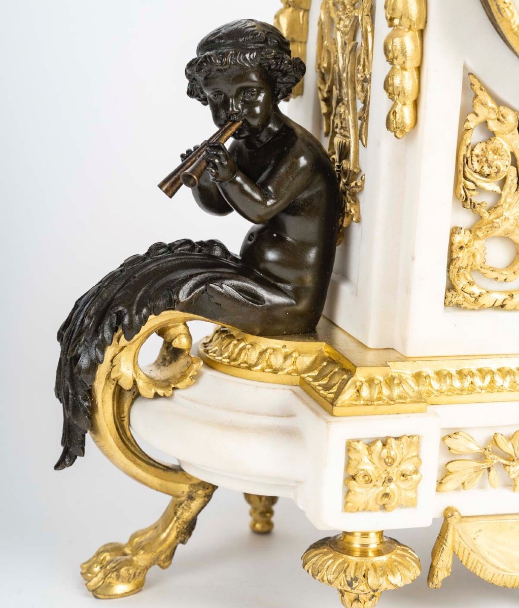 Une Garniture en bronze doré et marbre blanc, XIXe siècle — 13