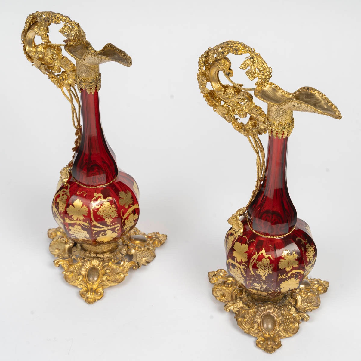 Paire d'aiguières en cristal de Bohême et laiton repoussé – fin du XIXe siècle — 6
