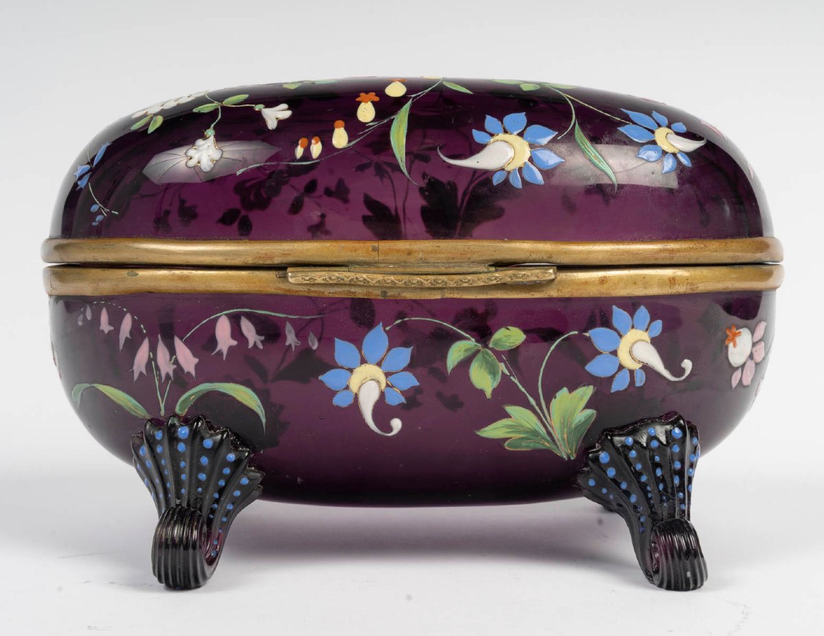 Boîte ovale en verre moulé améthyste à décor émaillé polychrome, art nouveau, vers 1900 — 5