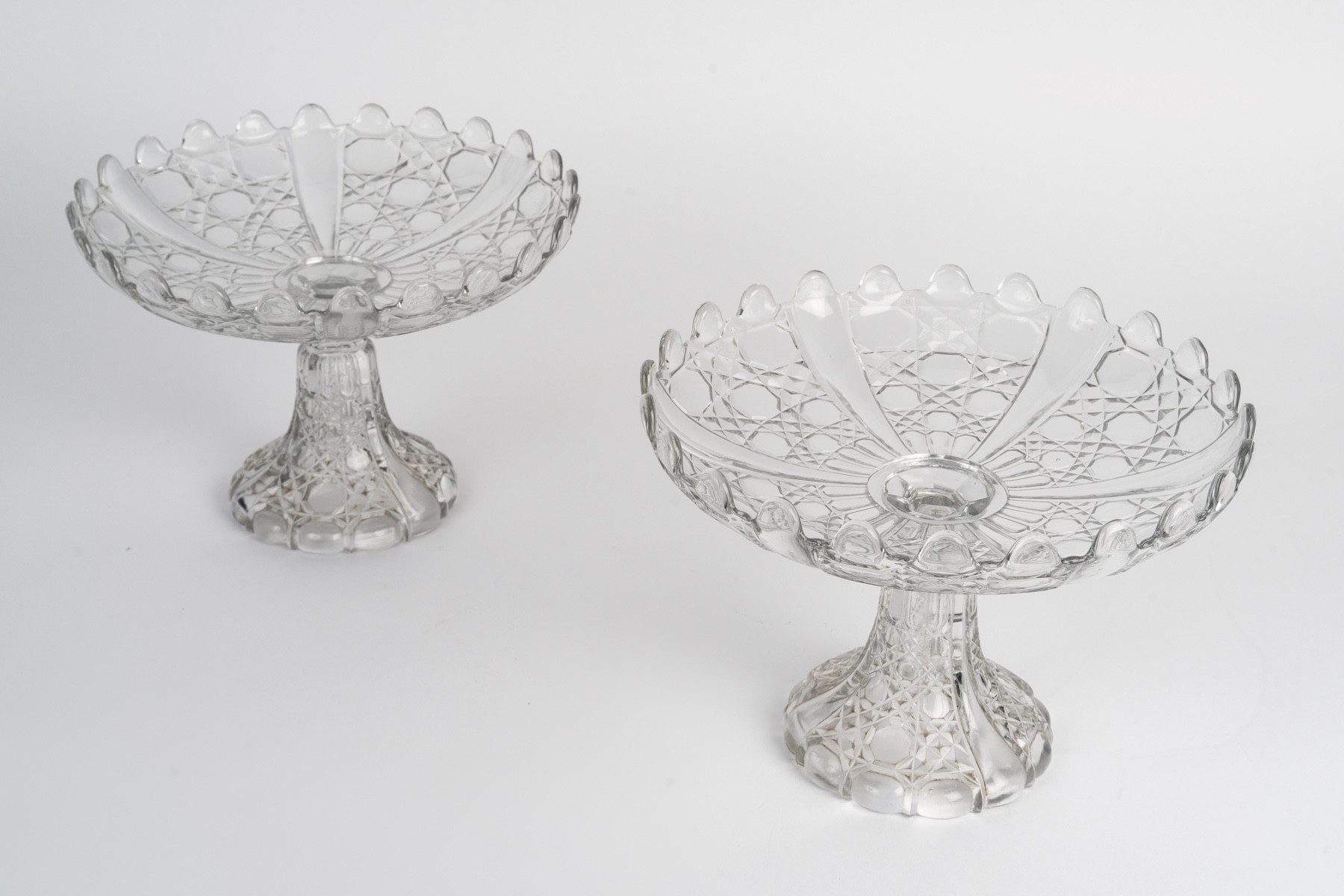 Une paire de coupes en cristal moulé — 16