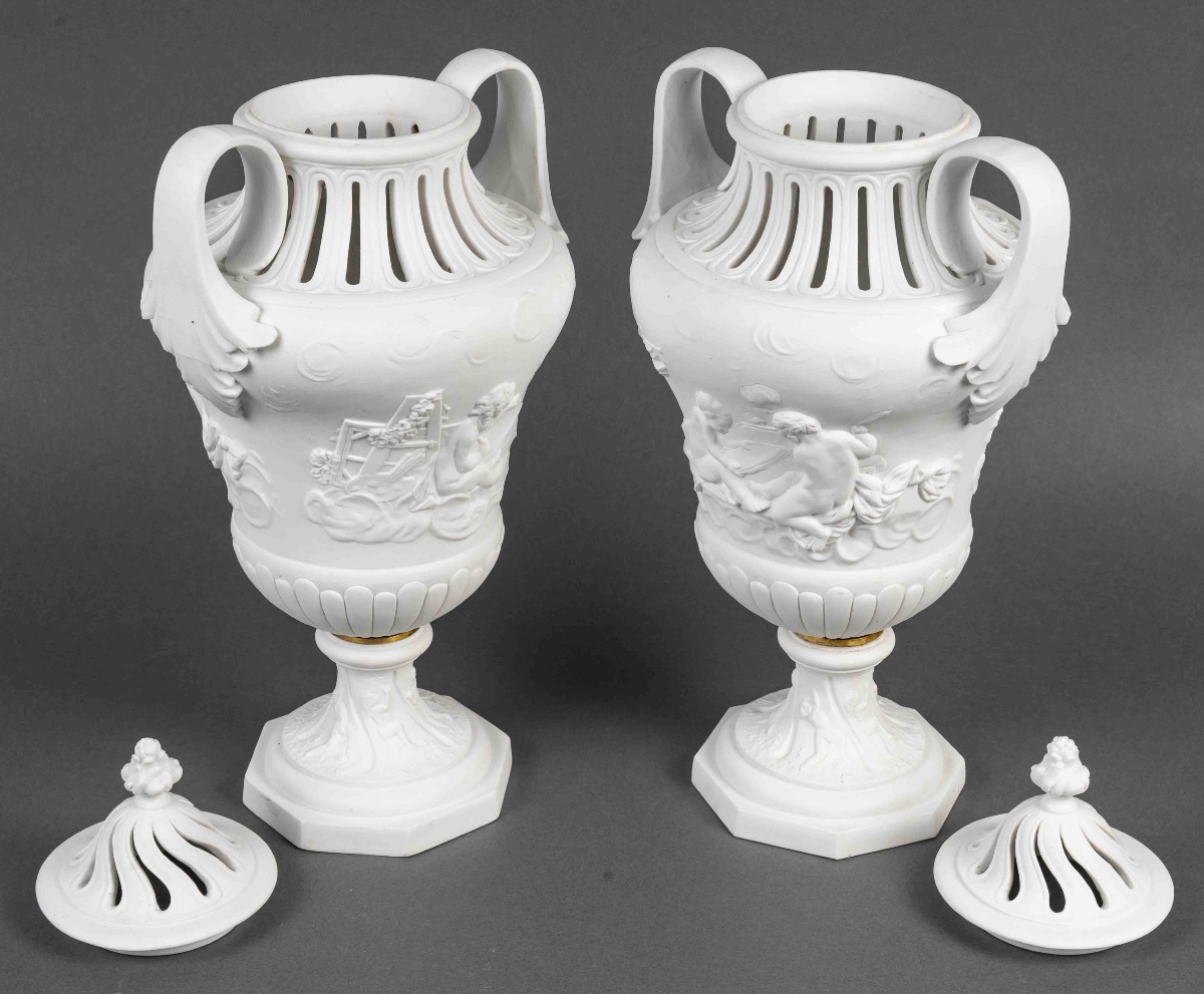 Une paire de vases en biscuit de Sèvres, fin du XIXe siècle — 4