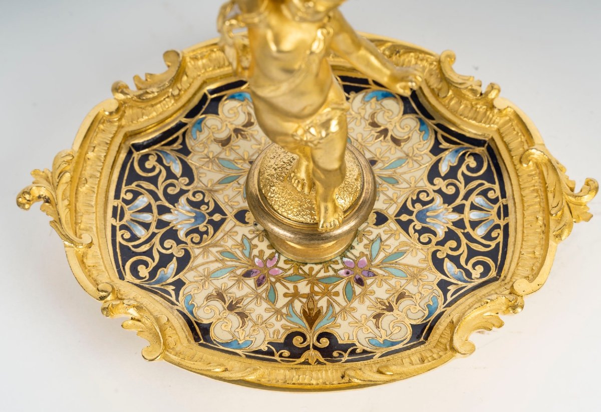 Une paire de bougeoirs en bronze doré et émail cloisonné, fin du XIXe siècle — 10