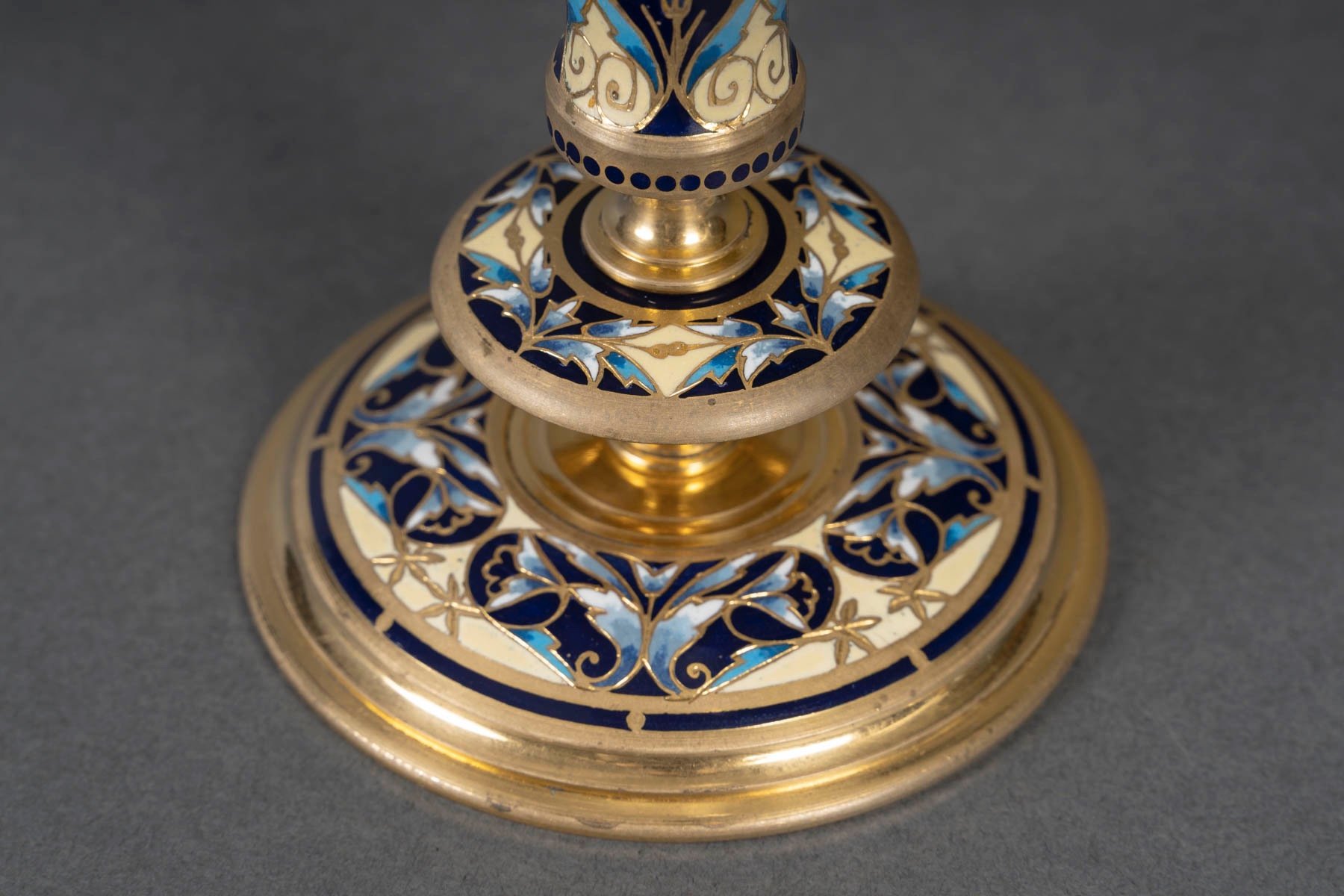 Une paire de flûtes en cristal et base en bronze cloisonné, fin du XIXe siècle — 18