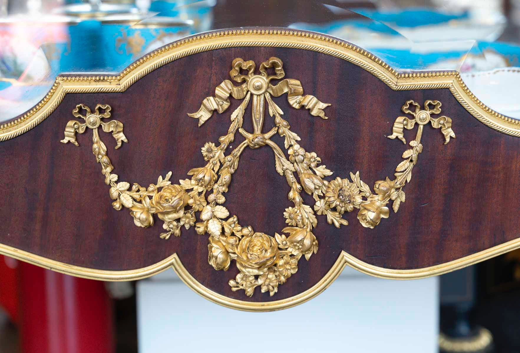 Une vitrine en acajou de style Louis XVI, fin du XIXe siècle — 16