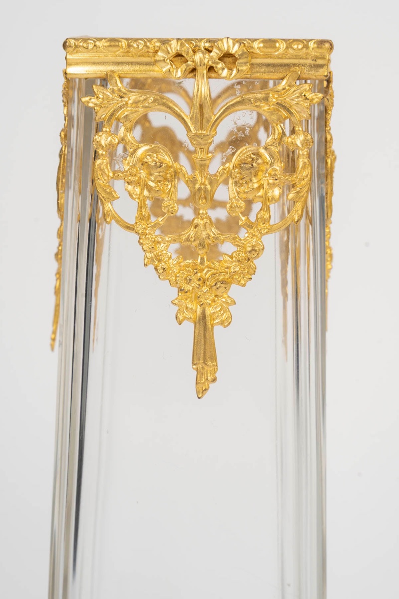 Paire de vases en cristal et laiton doré à décor de mascarons, vers 1900 — 8