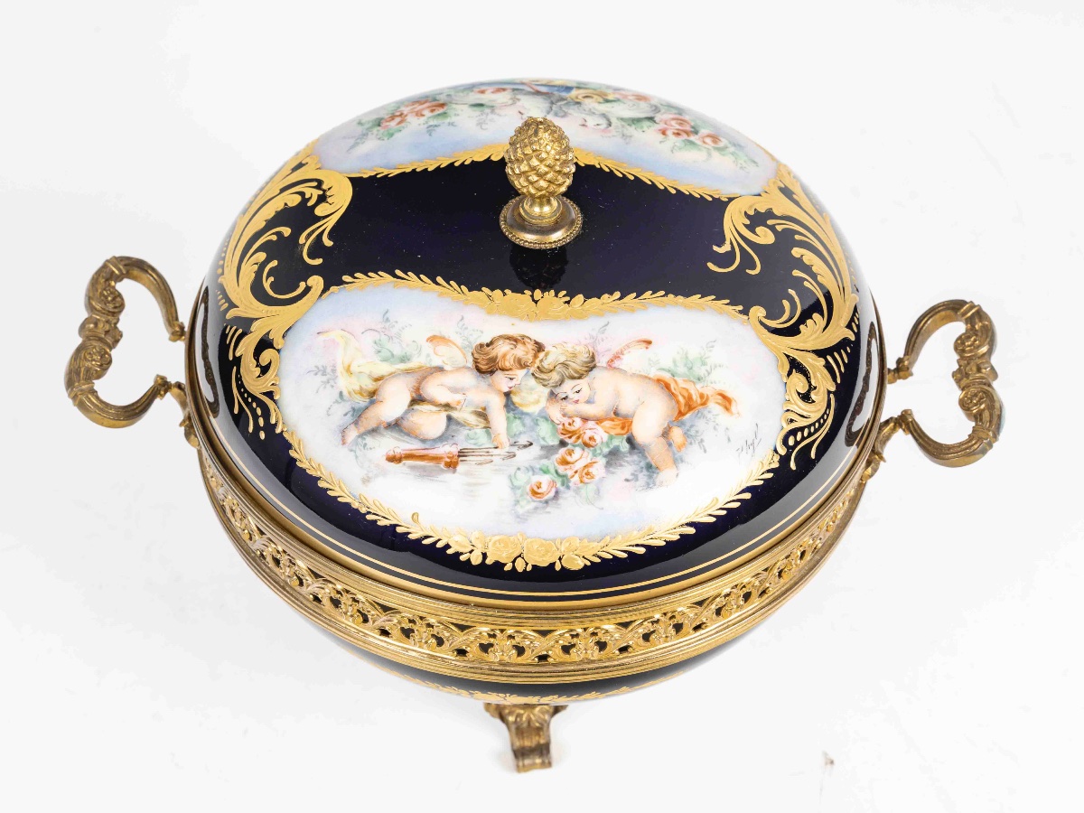 Une bonbonnière en porcelaine de style Sèvres, début du XIXe siècle — 6