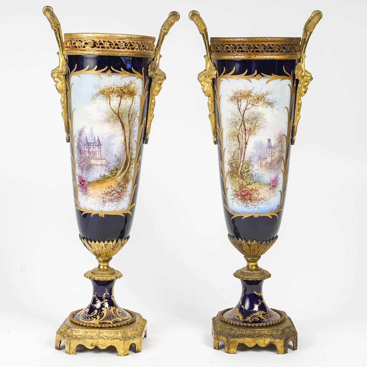 Une paire de vases en porcelaine bleue de Sèvres fin du XIXe siècle — 3