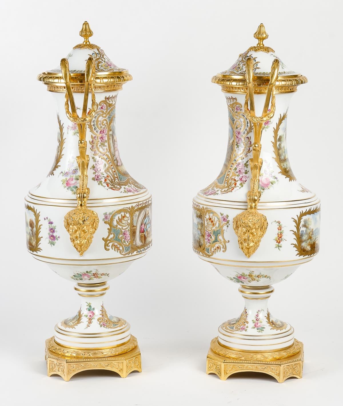 Une importante paire de vases en porcelaine de Sèvres XIXe siècle — 4