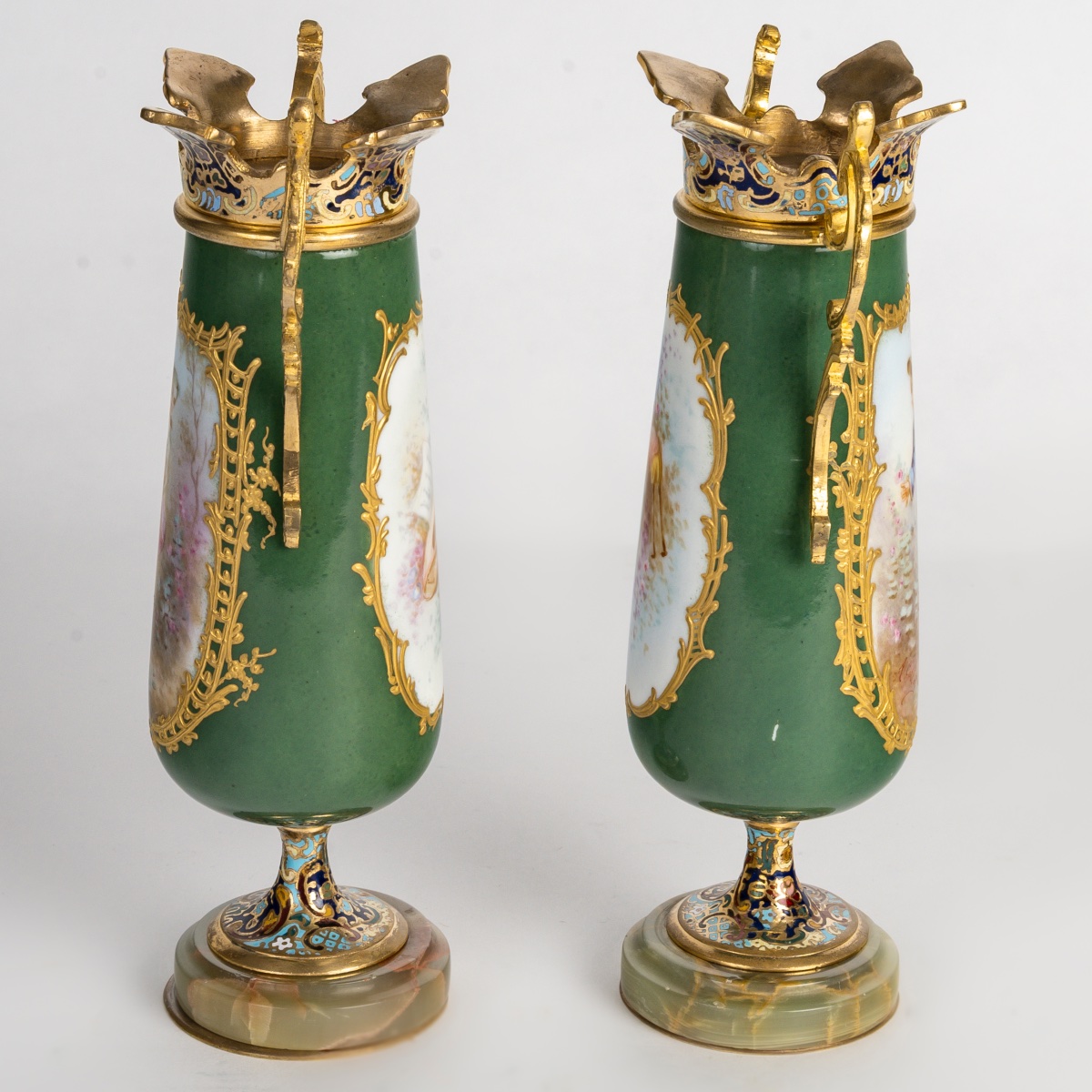 Une paire de vases en porcelaine et bronze cloisonné, fin du XIXe siècle — 11