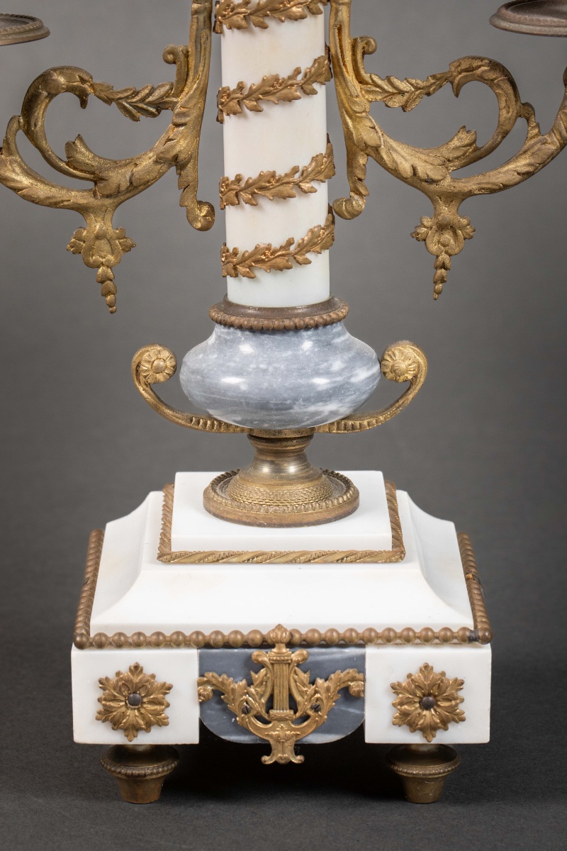 Une garniture de cheminée en marbre blanc et bleu turquin, fin du XIXe siècle — 10