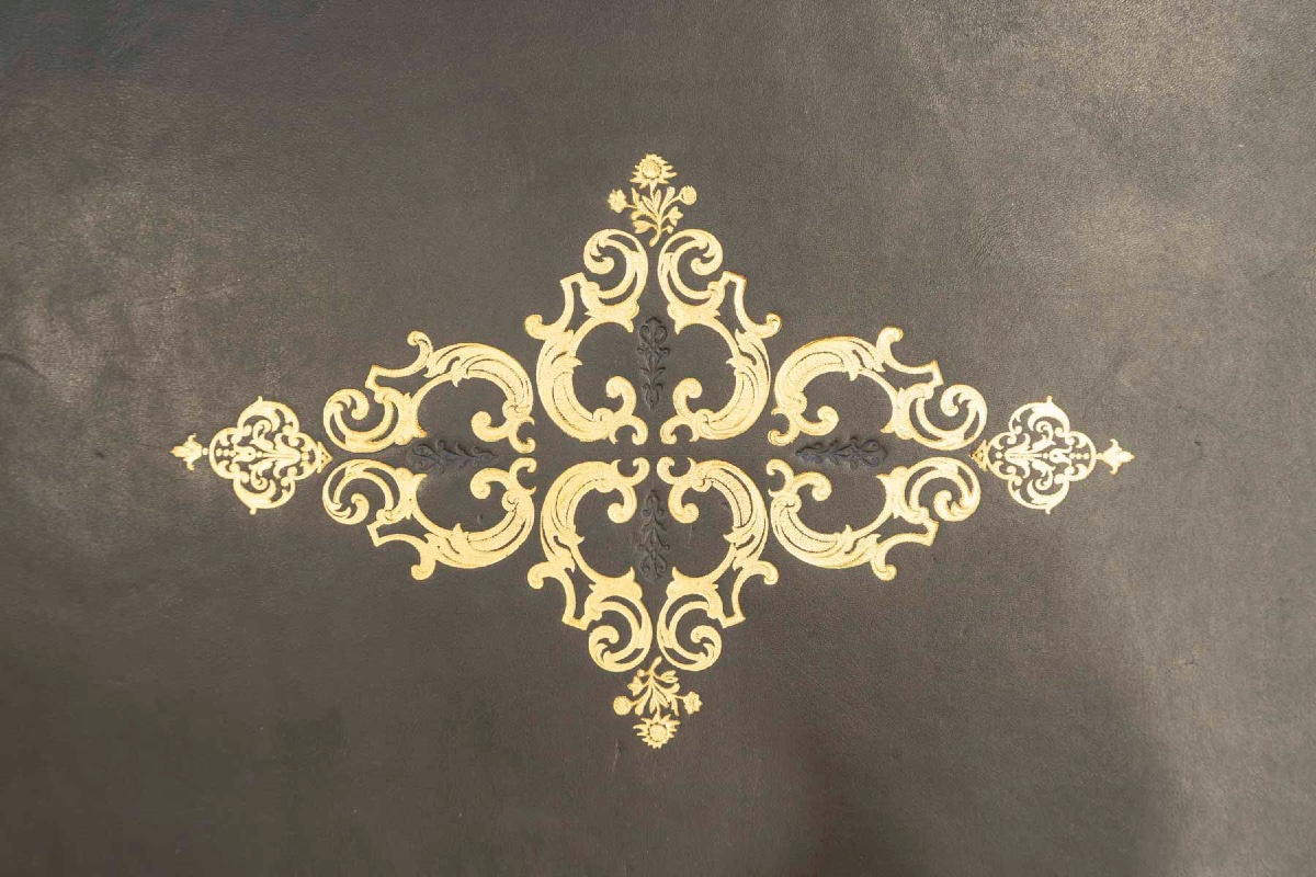 Bureau plat de style Louis XV en bois de violette et bronzes dorés, fin du XIXe siècle — 10