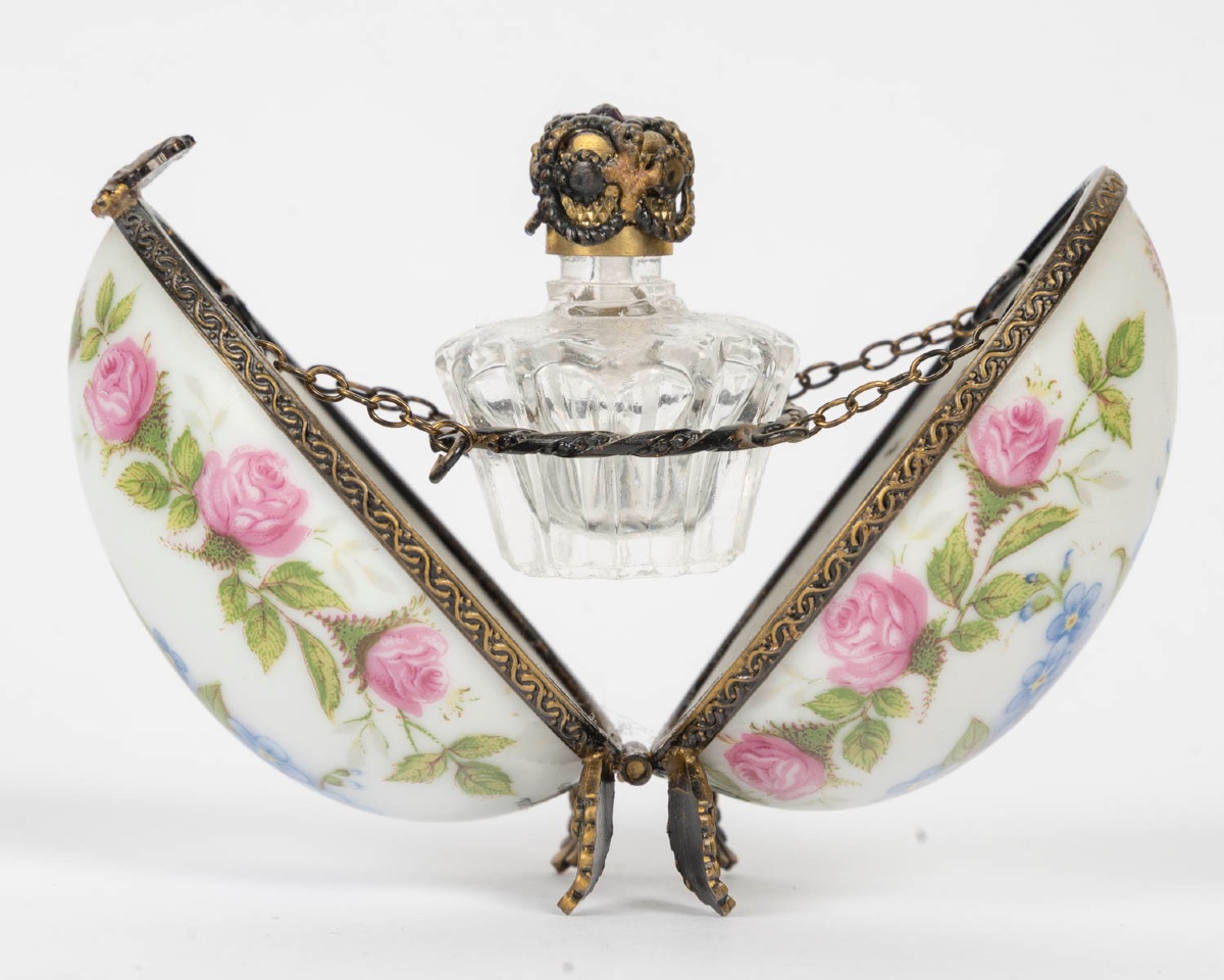Œuf miniature en porcelaine de Limoges avec flacon à parfum – début du XXe siècle — 4