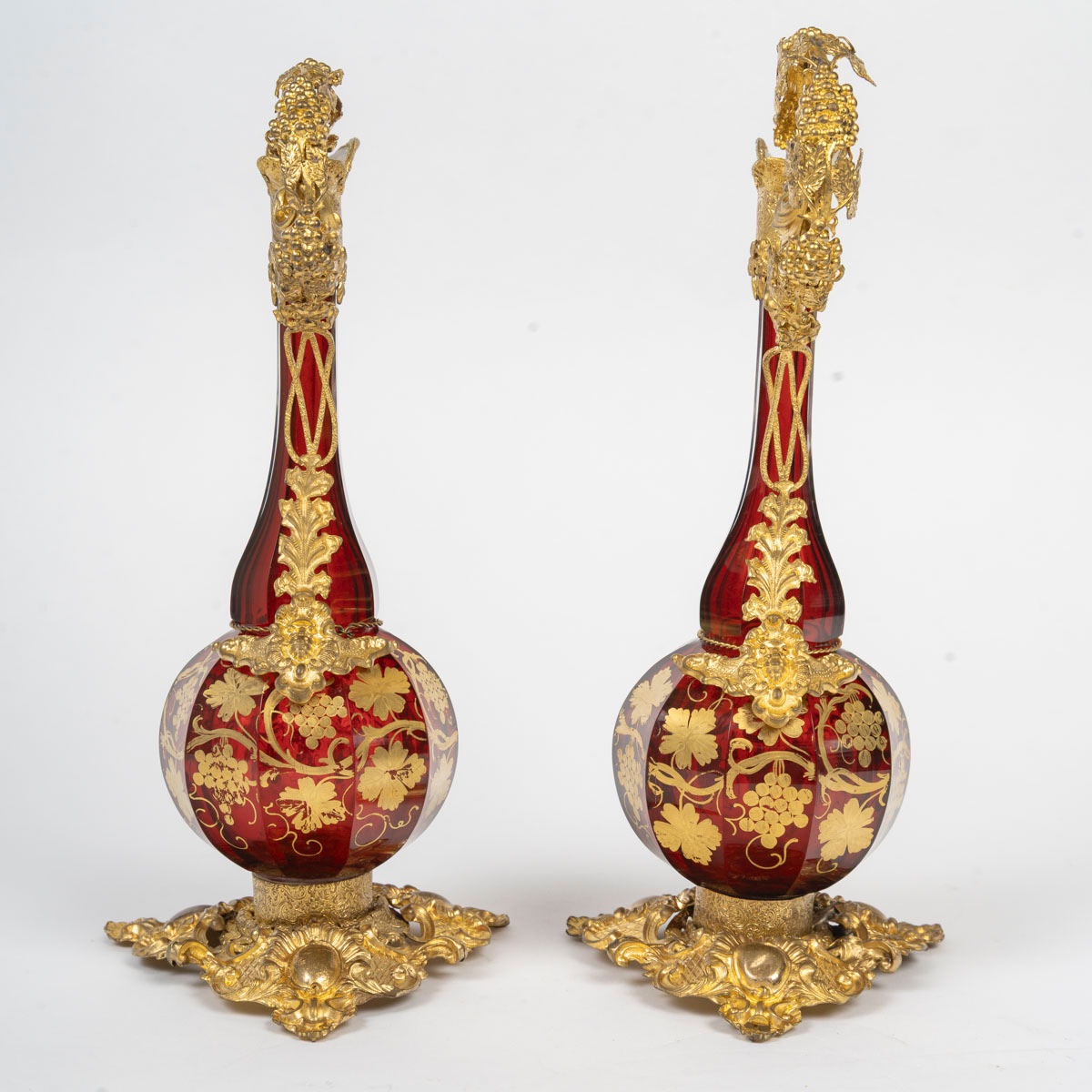 Paire d'aiguières en cristal de Bohême et laiton repoussé – fin du XIXe siècle — 5