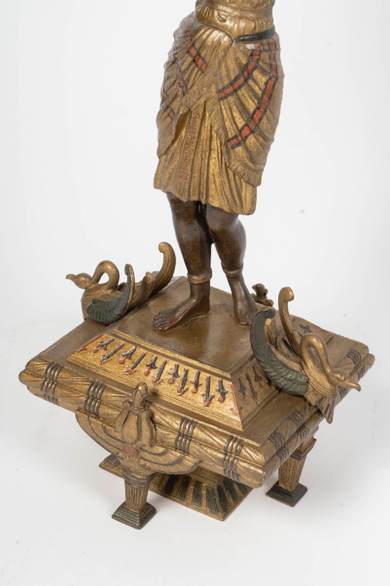 Une garniture de cheminée de style Egypte Antique, fin du XIXe siècle — 5