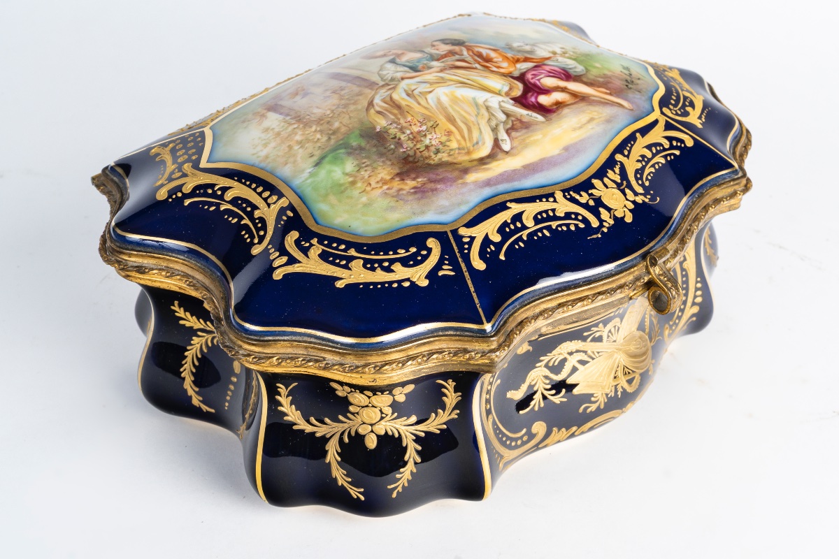 Un coffret à bijoux en porcelaine, fin du XIXe siècle — 8
