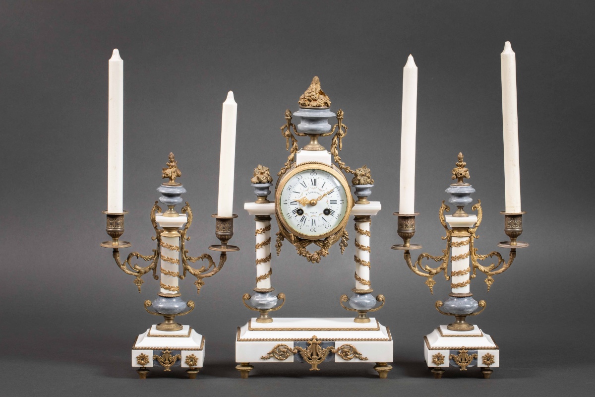 Une garniture de cheminée en marbre blanc et bleu turquin, fin du XIXe siècle